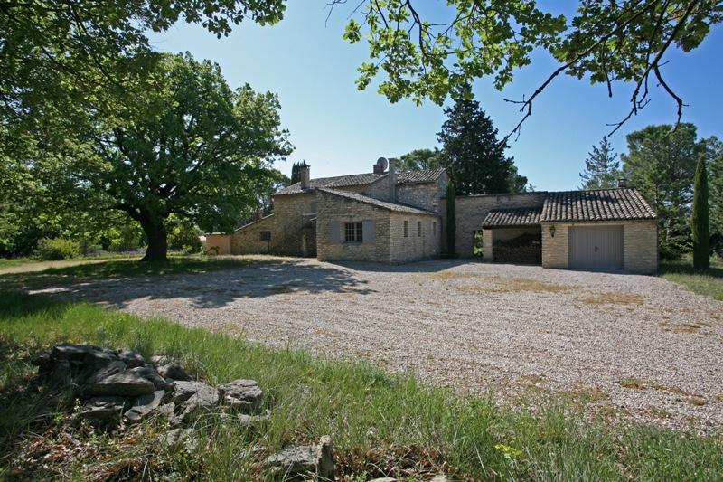 Luberon, on a 15.800 m² flat piece of land, old silkworm nursery converted and renovated